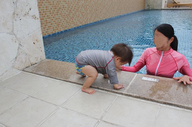 夫は素知らぬ顔。「曇りだし寒そうだから」と…。他のファミリーはパパがプールでママが撮影なのに、仕方ないので私が息子とプールへ。こんな風に自分で入ろうとする。