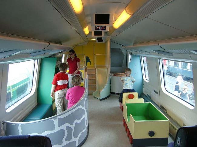 　この車両は福祉車両でしょうか、１階は車いすや乳母車が乗り込めて、座席は少なく、又､折り畳んで入れる棚も多くあります。<br />　2階部分は半分以上が遊戯場になっており、滑り台もあり､ママの座席もあって子供たちの遊びを見ながら、列車は走っています。<br />　もちろん、1､２等の客車やレストランの車両も連結しています。歩き方の本では、予約でないと乗車出来ない感じに書いていたが、ヨーロッパは車両の中での、検札なので時間がない時は、切符を持たずに飛び込んで車掌さんから買ってもOKですよ!!<br />