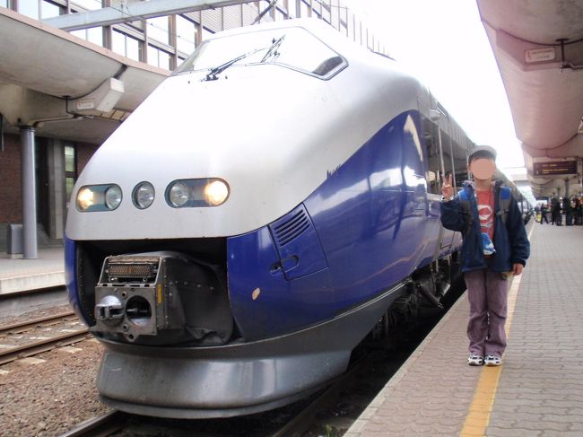 ベルゲンまではこの電車で行きます。<br />ベルゲン急行は「ノルウェーの屋根」と呼ばれる高地をはしるとても有名な電車です。カーブが多くても高速で走ることが出来る「シグナチュール」という振り子式電車なのです。