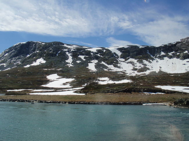 ベルゲンまでは途中ハダンゲル氷河を通ります。標高の一番高いフィンセ駅を通るので、だんだん万年雪や氷が増えてきます。