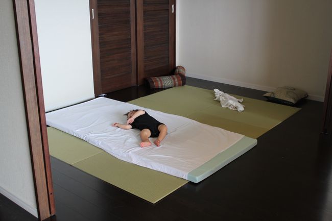 プールの後は部屋でお昼寝。小人は自由です。