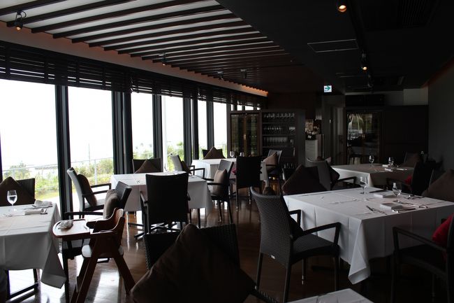 ランチは敷地のレストラン「MUKU」へ。隣にはチャペルもあって、昨日はパーティーがあったみたい。海も見える素敵空間！