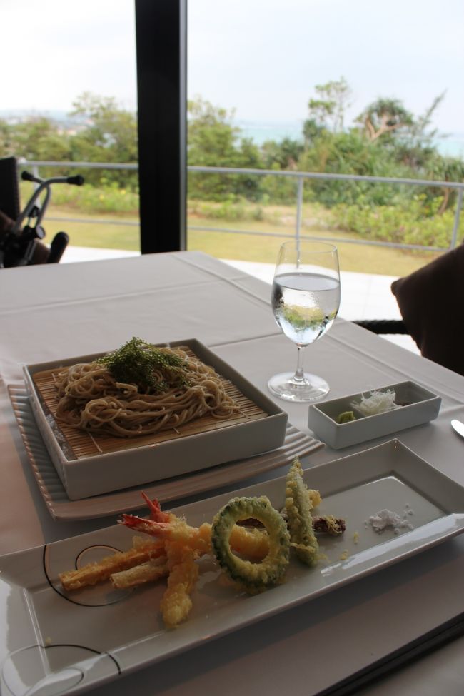 私の頼んだお蕎麦のコース。メインのお蕎麦と天ぷら。これに前菜、ちまき、デザート付きでボリューム満点だし、味もとーーってもおいしかった！