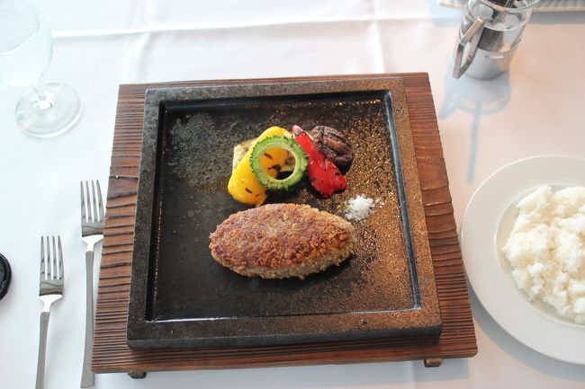 夫は石垣牛のレアバーグコース。鉄板に乗って登場。同じく前菜、サラダ、デザート付き。ハンバーグ？いや、やわらかステーキ？とろけるおいしさでした！！！