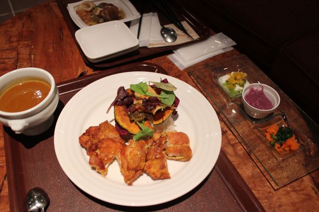 私は鶏のスパイシーカレー。夫は豚の塩どんぶり。もちろん息子の離乳食も。