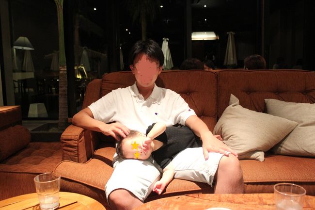 ソファ席で食べた後、しばしまったりくつろぎます。後ろの席の女性3人に、愛想をふりまきかまってもらい、恥ずかしいくらいごきげんな息子でした。