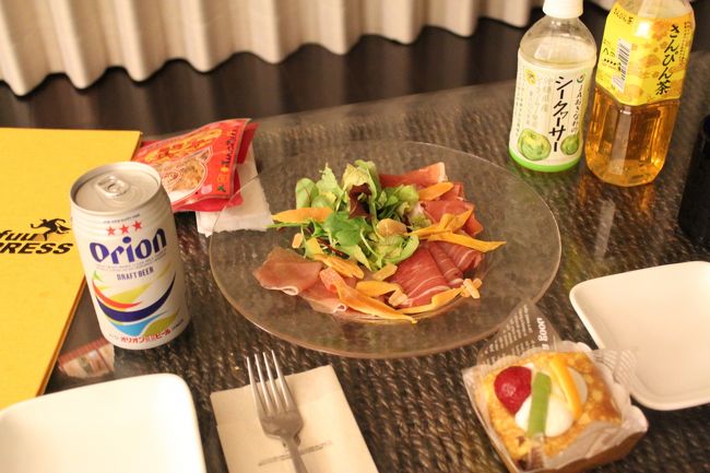 沖縄最後の夜なので、息子が寝た後はルームサービスを頼みました。夫はビール、私はさんぴん茶。飲みたいけど、授乳中だからガマンガマン！