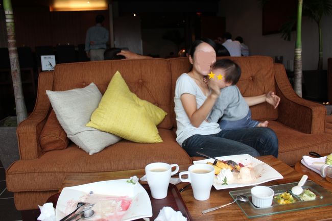 ソファ席は本当にありがたい。まだつたい歩きとハイハイしかできないから、ソファの上で動けるのはかなり大きい！何となくだけど、プールサイドはハイハイOKだけど、室内の床は気分的にNGで（笑）。<br />