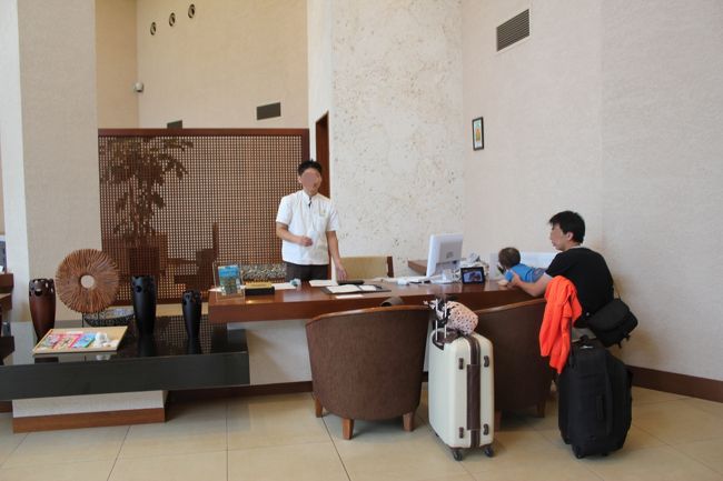 コンドミニアムに4泊するとすでに自分の家の気分で、ホテルの人々も温かかったし、帰るのがさみしい気持ちになった。台風で欠航を狙っていたけどそんなこともなく。また初日と同じくトミトンでソーキそばを食べ、息子を遊ばせ、疲れて眠る息子を膝に乗せて帰りました。子連れリゾートは最高でした。<br />というわけで、11月は香港の予定だったけれど、プール好きの息子なので南の島に変更しました☆<br />番外編としてホテルをまとめました→http://4travel.jp/travelogue/10613620　