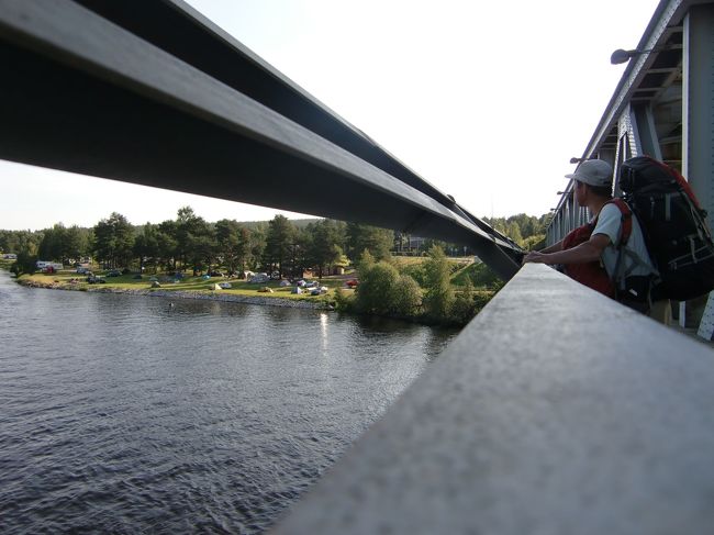　ロヴァ二エミ駅から線路沿に歩き、鉄橋を渡っています。<br />渡って左側に素敵なキャンプ場があります。ここは電子レンジ、電気コンロが設備されてますので、ガスは要りません。フィンランドでサウナを楽しみにしていましたが、夏のキャンプ場はノルウエ―も×でした残念!!