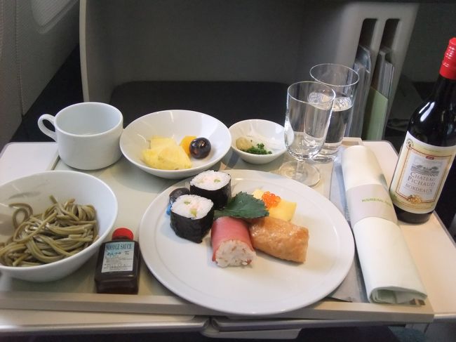 機内食は蕎麦とお寿司。<br />普通においしかった♪