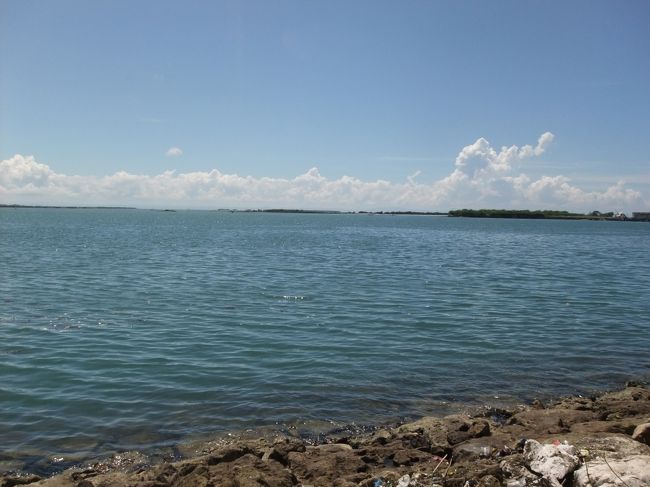 次のマゼランクロスに向けて歩いていたことろ、海が見えたので寄り道。<br /><br />セブに来て海を見ずに帰るのもねぇ・・・笑<br /><br /><br />