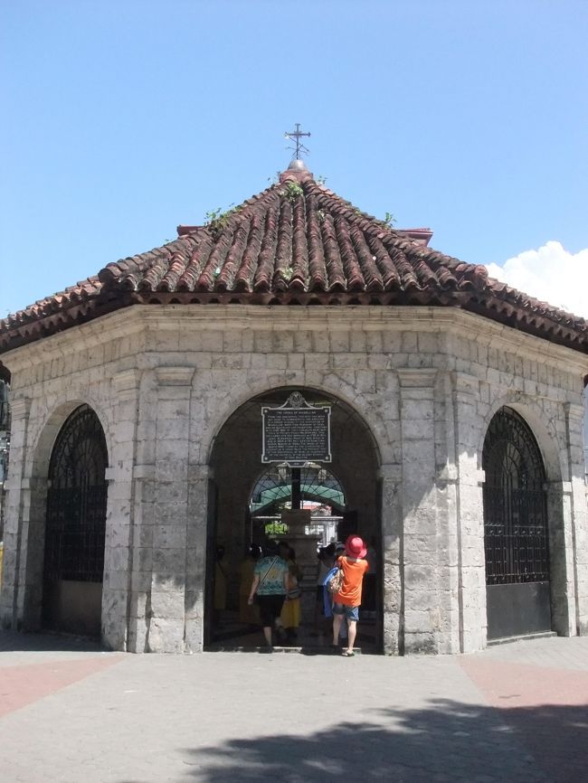 歩いて１０分足らずでマゼランクロスに到着。