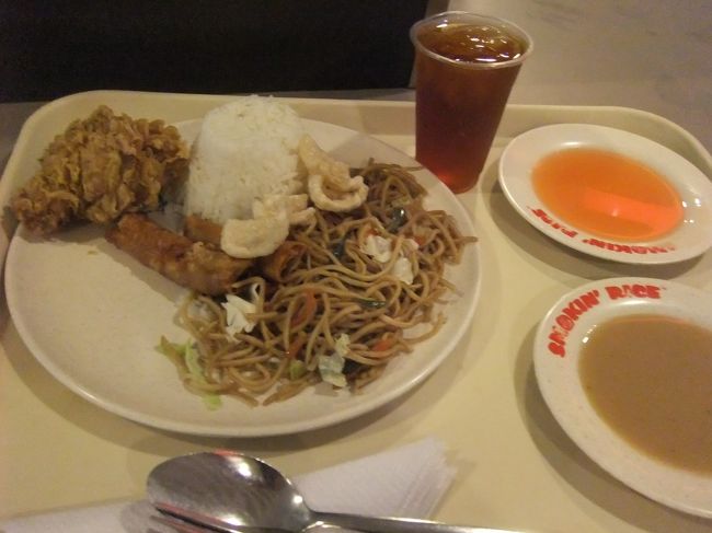 そろそろお腹がすいたので、タクシーでシューマートへ移動。<br /><br />フードコートで適当に。<br />ドリンク込みで198ペソ。