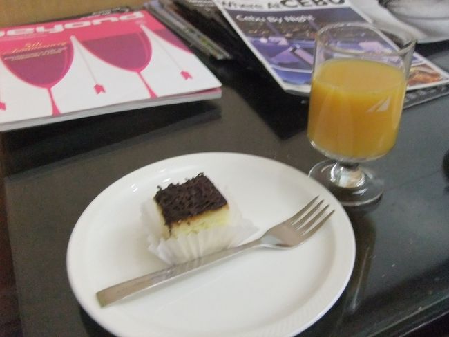 １時間のマッサージの後、ホテルに戻ったけどチェックインには少し早かったので、ホテルのレストランでコーヒーを飲んで一息。<br /><br />空港までホテルの人が送ってくれてました。<br />なんだかよくわからなけど、セブと相性いいかも？！と思いました。<br /><br />チェックイン後はラウンジへ。