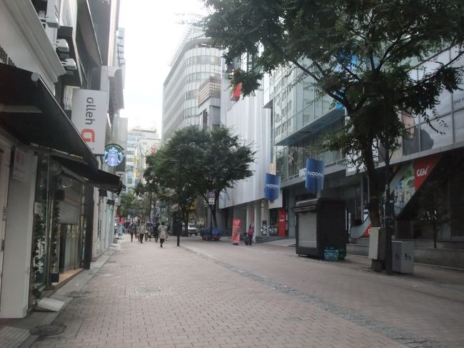 朝の明洞は日本人しかいない。笑