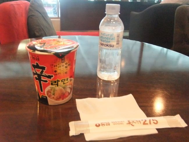 KEラウンジは韓国っぽい食べ物がない！<br />スンドゥブも食べそびれたし、辛いものが食べたかったので、HUBラウンジへ移動して辛ラーメン。笑
