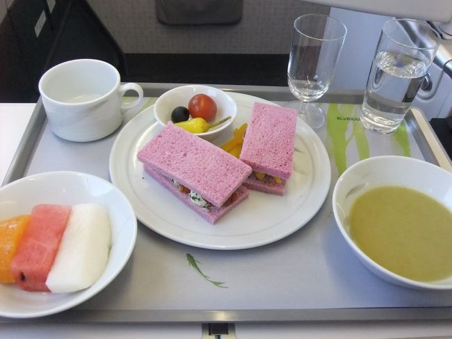 福岡までの飛行時間は55分！<br /><br />離陸後の機内食はサンドイッチ。<br />なかなかおいしかった☆<br />食べ終わると、もう着陸態勢です。<br /><br />充実した週末でした♪