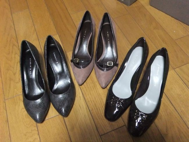ブラブラしてたら、チャールズ＆キース発見！！<br />店内を物色すると、好みがありました♪<br /><br />しかもセール品なのに私のサイズがあった！<br />シンガではデザインが気に入っても、セール品だとないことが多かったのでラッキー☆<br /><br />３足で6,800円ほど。