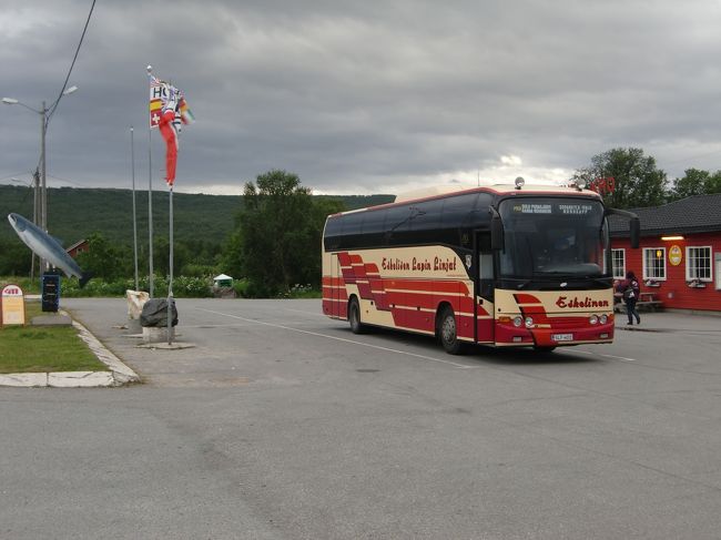 　このバスに乗って、次の目的地へ又､10時間北へ北へと走ります。<br />車窓の景色もだんだんと変わって行き、樹林も小さく低木になった。いつの間にか、バスはノルエーを走っていた。<br /><br />　ノルェー．ノールカップにつづく