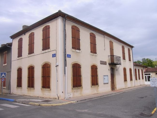 さきほどの所に車を置いて、散策開始。<br /><br />なかなかしゃれた建物では？