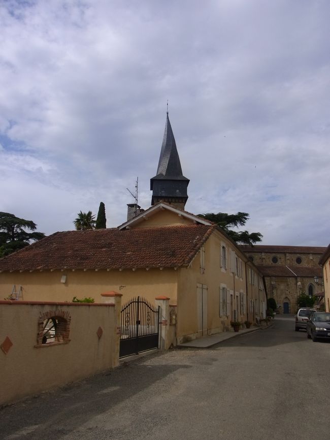 多分教会なので、そちらのほうへ行ってみよう。