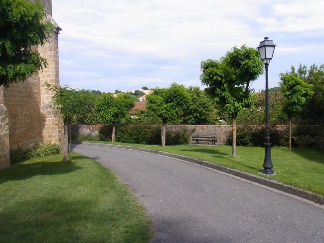 柵の中は墓地のようだったので、ぐるりと回ってみることに。