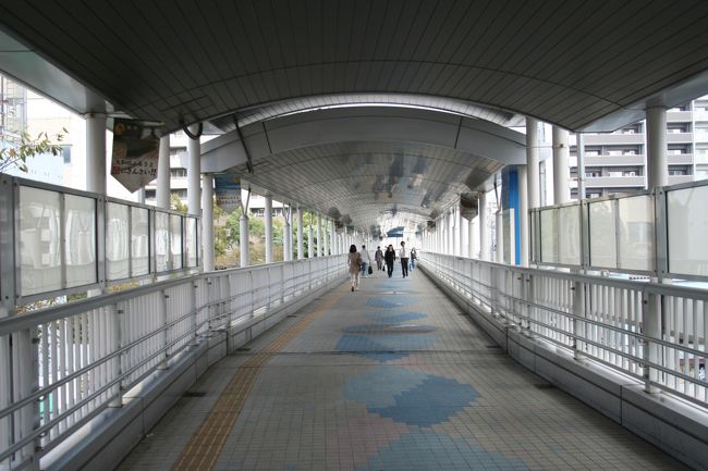 呉の駅から綺麗な歩道が続きます。