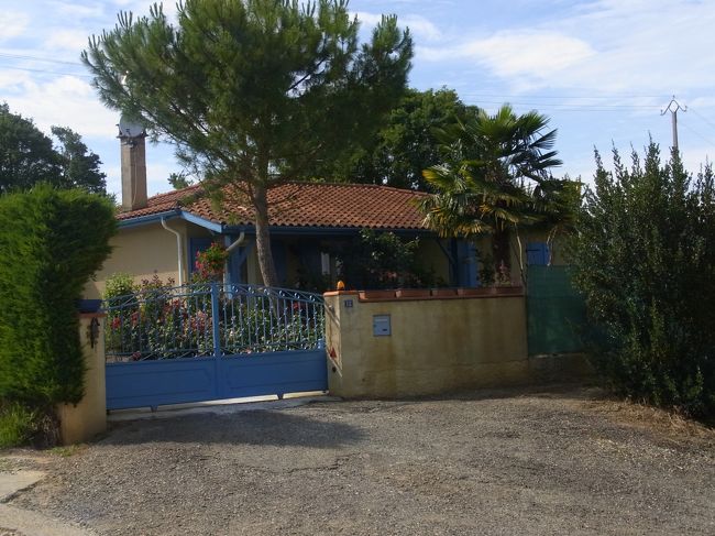 柵がブルーで素敵だわ。