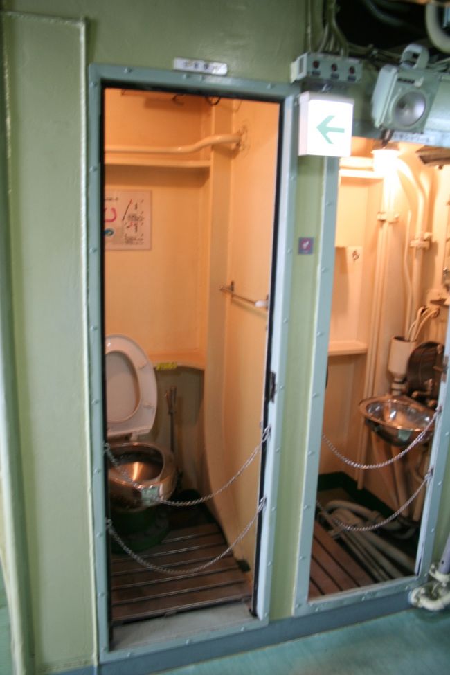 潜水艦のトイレ（右）とシャワー室（左）