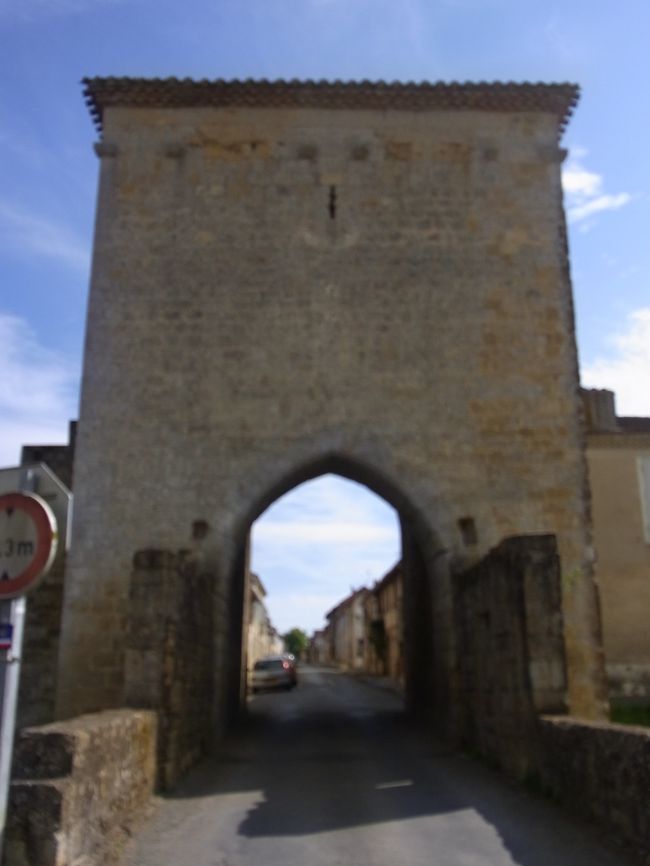 あ〜、ここを通って最後に車で帰った気が。<br /><br />一応、門よね。