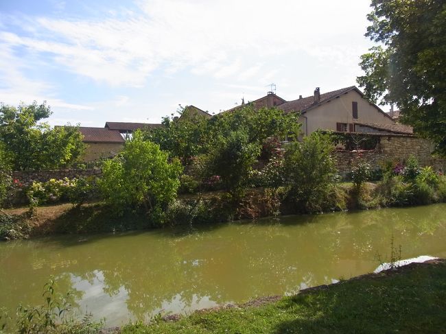 川沿いに、風情のある家々が並んでいる。