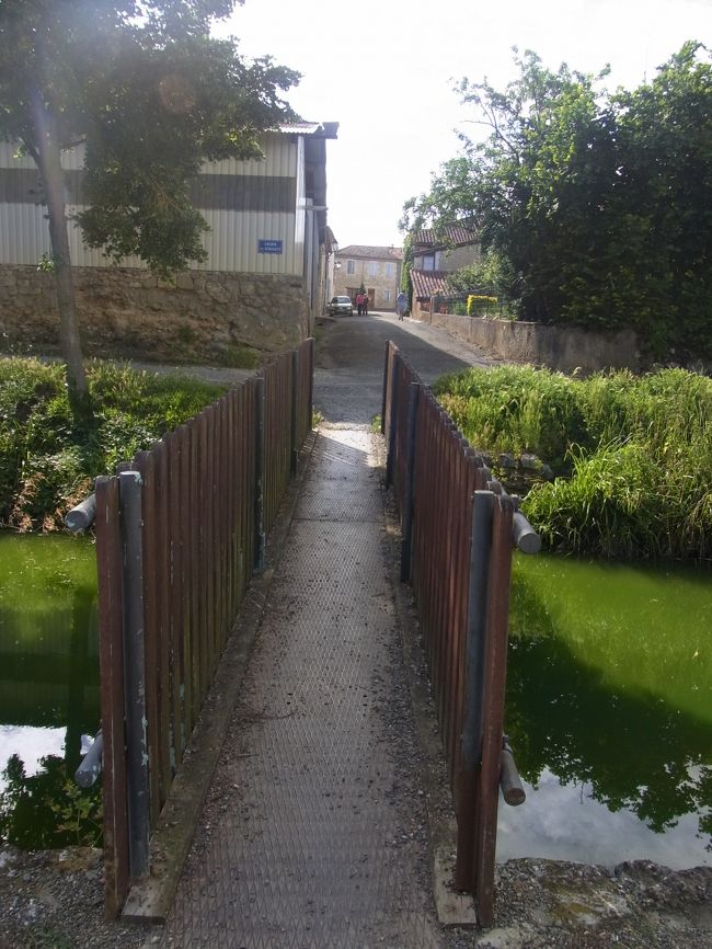 何ともマニアックな橋で村へ戻る（笑）