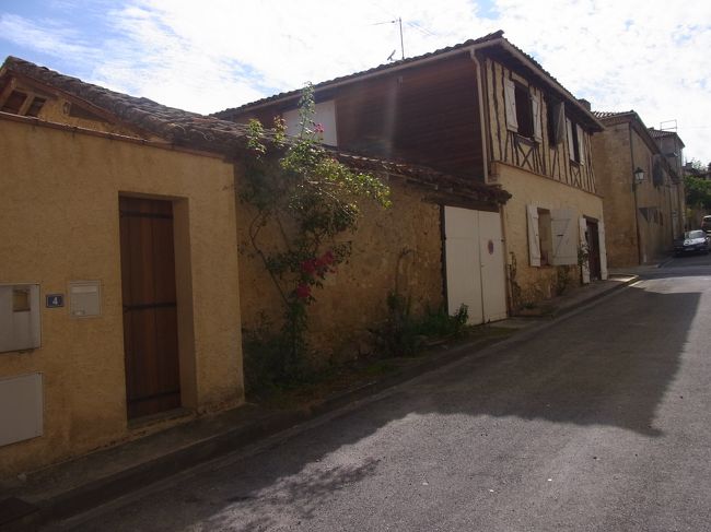 また、素敵な家並みが続く道へ。