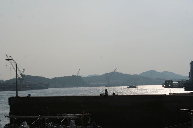 女の子が堤防に座ってるのが絵になるな〜！<br />