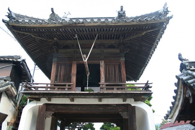 こういった三門に鐘楼を配置する作りはこの地方独特なのでしょうか？