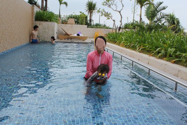 もぐれないくせに、下へ下へ行きたがる息子。水から出すと「あーあー」と入りたいアピール。