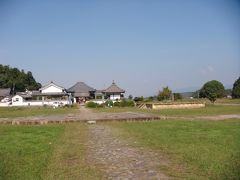 橘寺の向かいに川原寺跡があります。

だだの広い野原なので見落としてしまいそうです。
