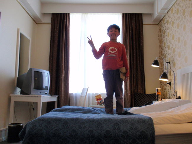 終点のベルゲン駅に到着すると、駅のすぐ前の「グランドホテルテルミナス」にチェックインです。荷物を降ろしてグリーグの家(トロルハウゲン)へ出発です！