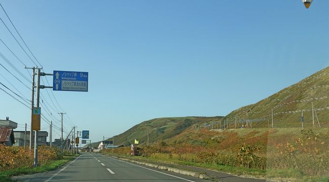 道道106号線は坂を上がっていく右の道