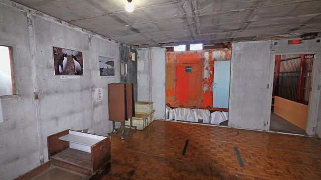 越冬隊宿舎の中，プレハブを強力にした感じ