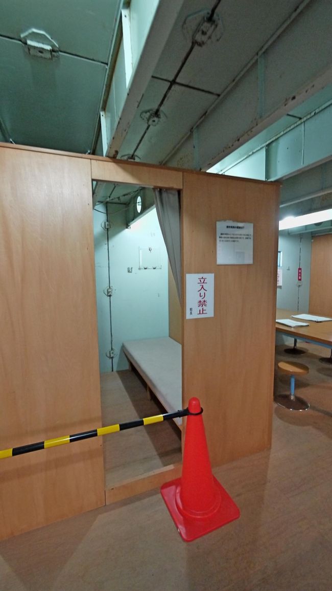 個人の部屋はとても小さい，ほとんどベッドだけ．列車寝台個室程度の大きさ