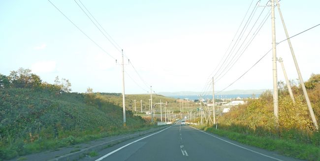坂を下って，太陽発電の横を通る．