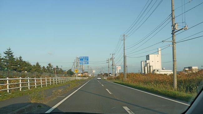 まっすぐ行けば稚内空港だが，右に曲がって国道238号線へ
