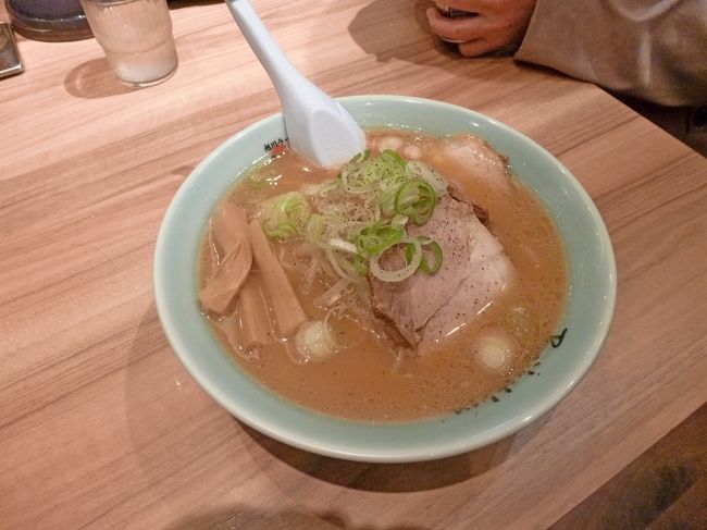 名物醤油ラーメン，動物系スープと魚介系スープからなるＷスープと、自家製中細ちぢれ麺が絶妙に絡む、奥深い味わいを楽しめる一杯。と書いてあった．
