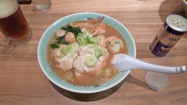 私は海鮮ラーメン，これは回線の具の少なさにしては1000円で高かった．