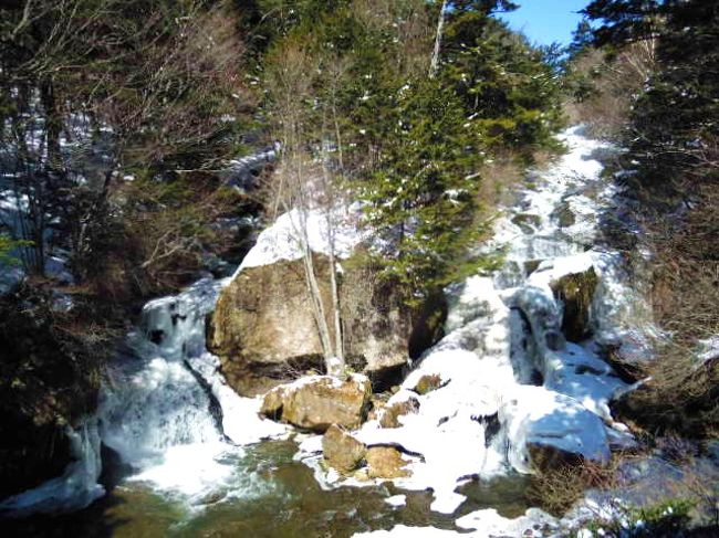 ちなみにですが・・・<br /><br />これは冬から春（３月上旬）にかけての竜頭の滝の風景♪<br />雪解けの中、滝の息吹を感じます。<br /><br />四季を通じ全く違う姿になるんですね。<br /><br />＊この時期の旅行記は別途投稿予定ですのでヨロシク＊