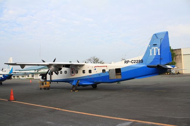 マニラからはITIのプロペラ機でエルニド空港まで移動。<br />入国時と違い、今度は国内線なのでターミナルというか、乗り場というか小屋というかが違う。 <br /><br />マニアックすぎて運ちゃんが迷ってましたw<br />なんとか見つかってよかったよ＾＾ <br /><br />何となく雑な荷物検査を終え、軽食を貰った。 <br />流石リゾート専用機、サービスがいい。 <br /><br />