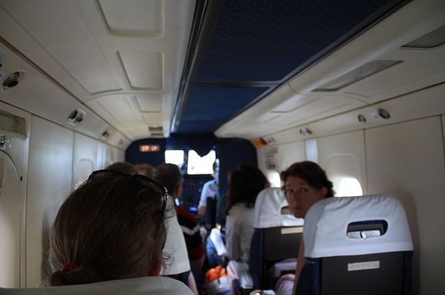 プロペラ機は１９人乗りらしい。行きはほぼ満席だった気がする。 <br />ちなみに自由席。片側１列なので全員窓側だ。 <br />