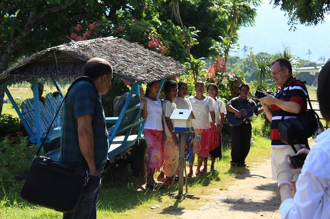７５分のフライトでエルニド空港に到着。 <br />空港というか、発着所って感じ。 <br /><br />歌でお出迎え。リゾート感が出てきた！！ 